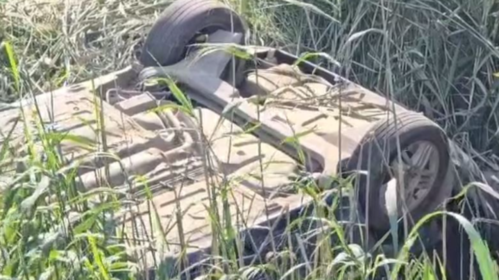 Makina del nga rruga dhe përfundon në kanal, humb jetën shoferi