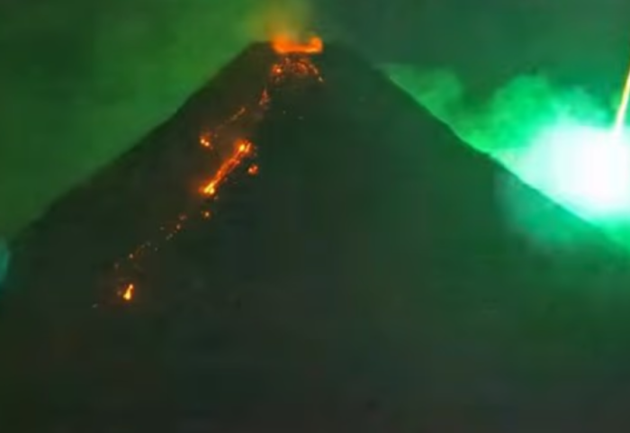 VIDEO/ “Si fundi i botës ose film fantastiko-shkencorë!” Meteori kalon mbi vullkanin aktiv