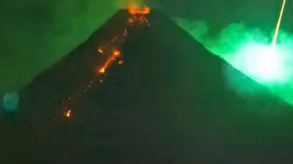 VIDEO/ “Si fundi i botës ose film fantastiko-shkencorë!” Meteori kalon mbi vullkanin aktiv