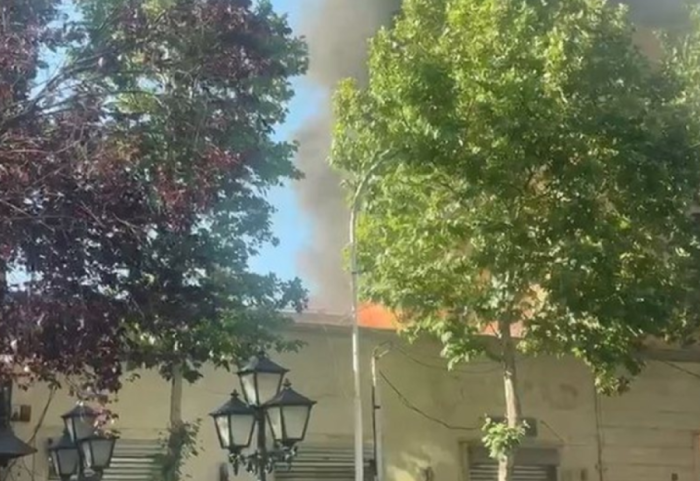 Zjarr në “Rrugën e Kavajës” në Tiranë, tymi mbulon zonën