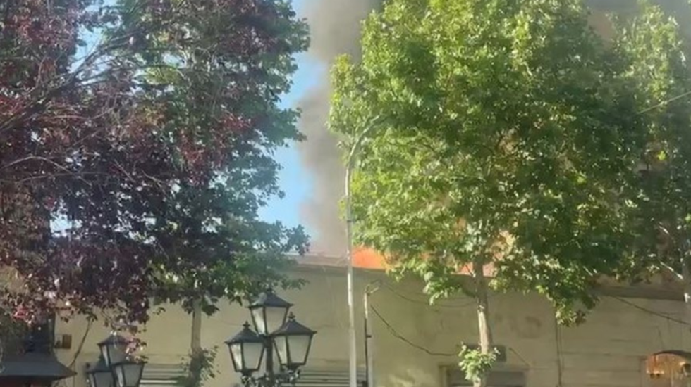 Zjarr në “Rrugën e Kavajës” në Tiranë, tymi mbulon zonën