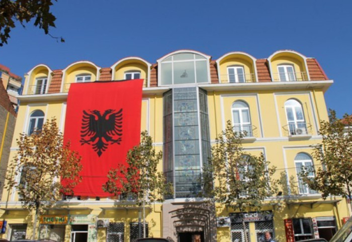 Terapia hormonale për të miturit në QSUT, KMSH: Vendim i nxituar dhe i rrezikshëm