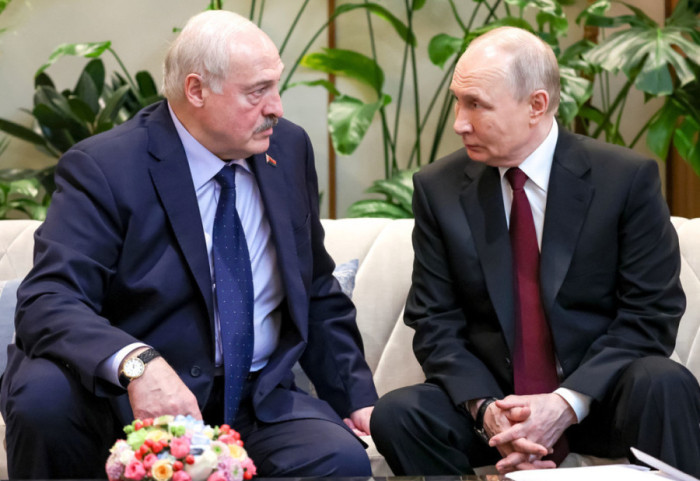 “Ti je i urti i fshtatit”, Lukashenko i kërkon Macron të takojë Putin: Meloni është grua, s’mund të flasë me Moskën