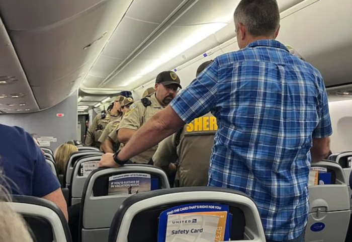 “Fliste rusisht dhe tentoi të hyjë në kabinën e pilotëve”, avioni bën ulje emergjente nga pasagjeri problematik