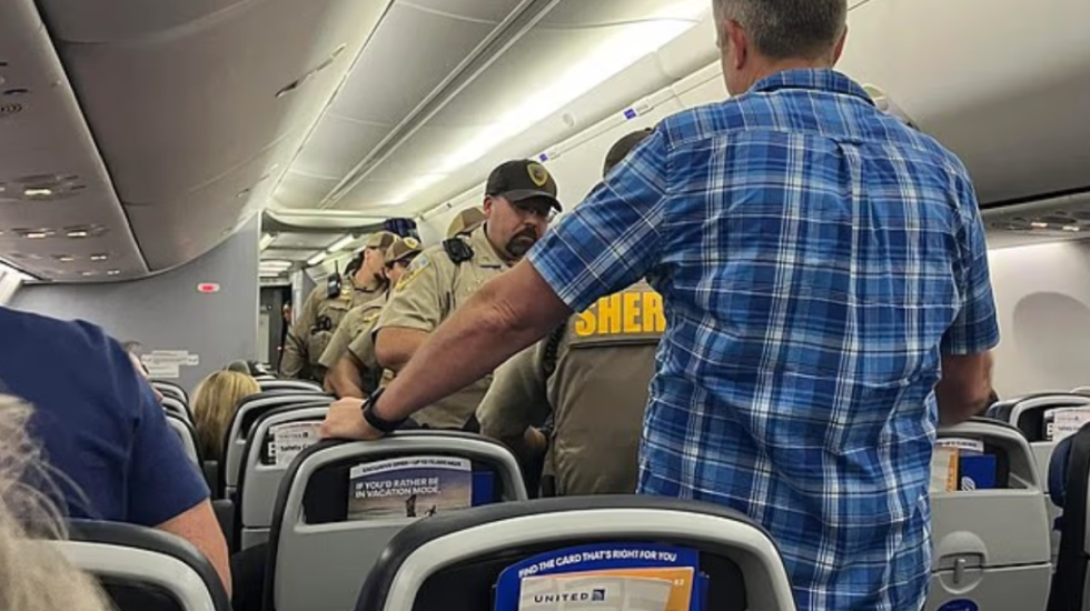 “Fliste rusisht dhe tentoi të hyjë në kabinën e pilotëve”, avioni bën ulje emergjente nga pasagjeri problematik