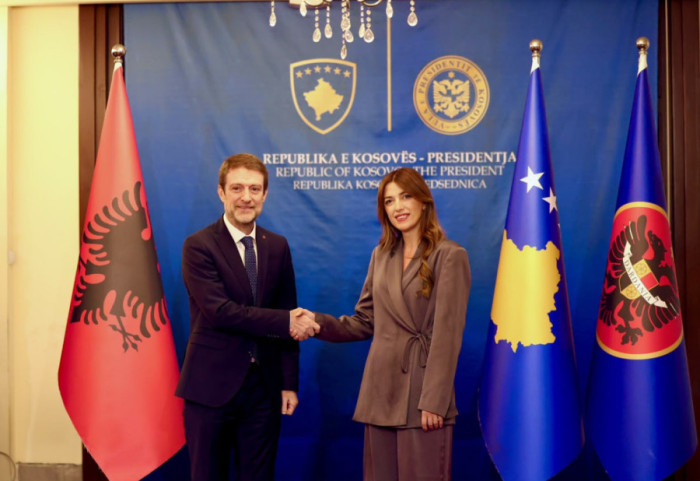 Hoxha me presidenten në detyrë të Kosovës, Albulena Haxhiu: Avancojmë interesat e përbashkëta