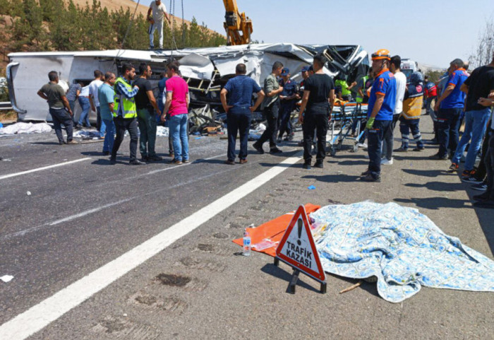 Përfshihet nga flakët autobusi i turistëve në Turqi, 8 viktima