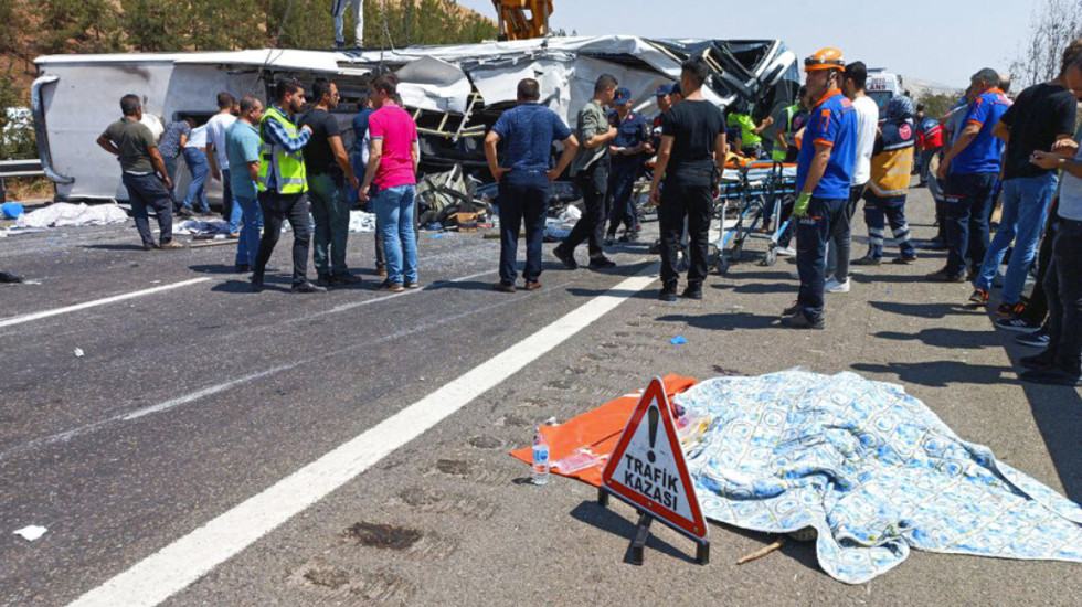 Përfshihet nga flakët autobusi i turistëve në Turqi, 8 viktima