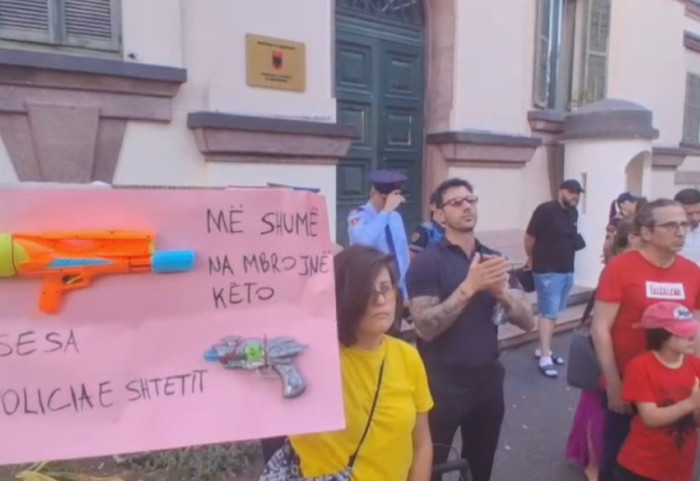 Protestë para ministrisë së Brendshme për ndërtimet në Zonat e Mbrojtura