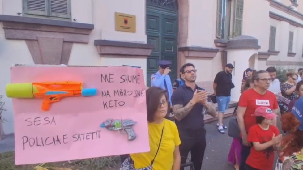 Protestë para ministrisë së Brendshme për ndërtimet në Zonat e Mbrojtura